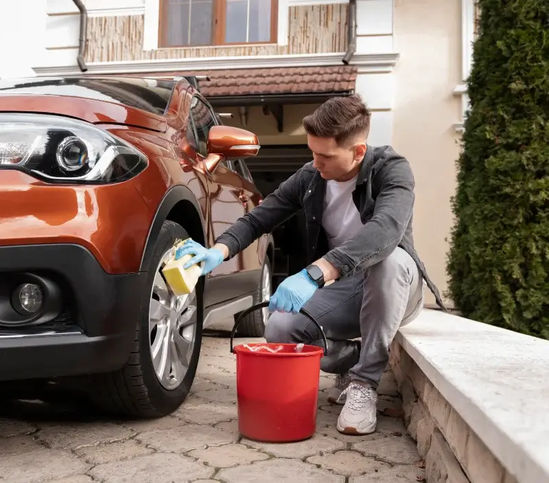 Lavage auto à domicile Saint-Léger-les-Mélèzes : professionnel intervenant sur un véhicule